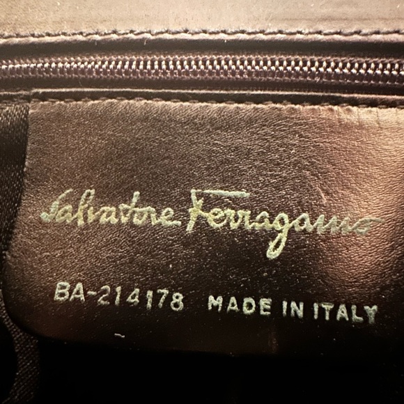 Salvatore Ferragamo Vara Ribbon Leather Tote
Pre loved - Picture 5 of 14